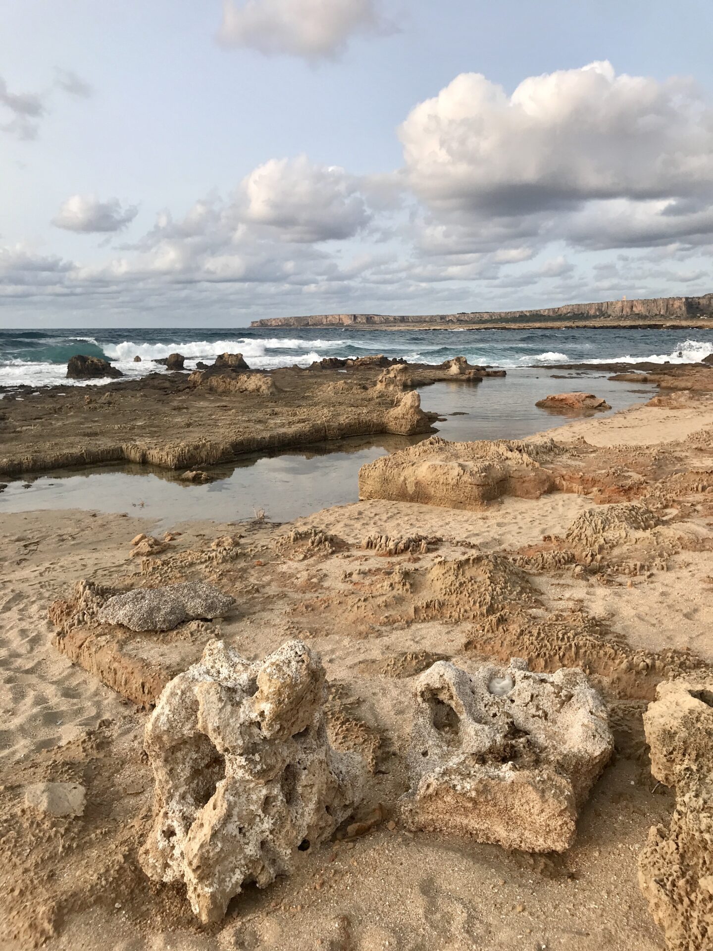 Rotsen en rif in de baai van Macari