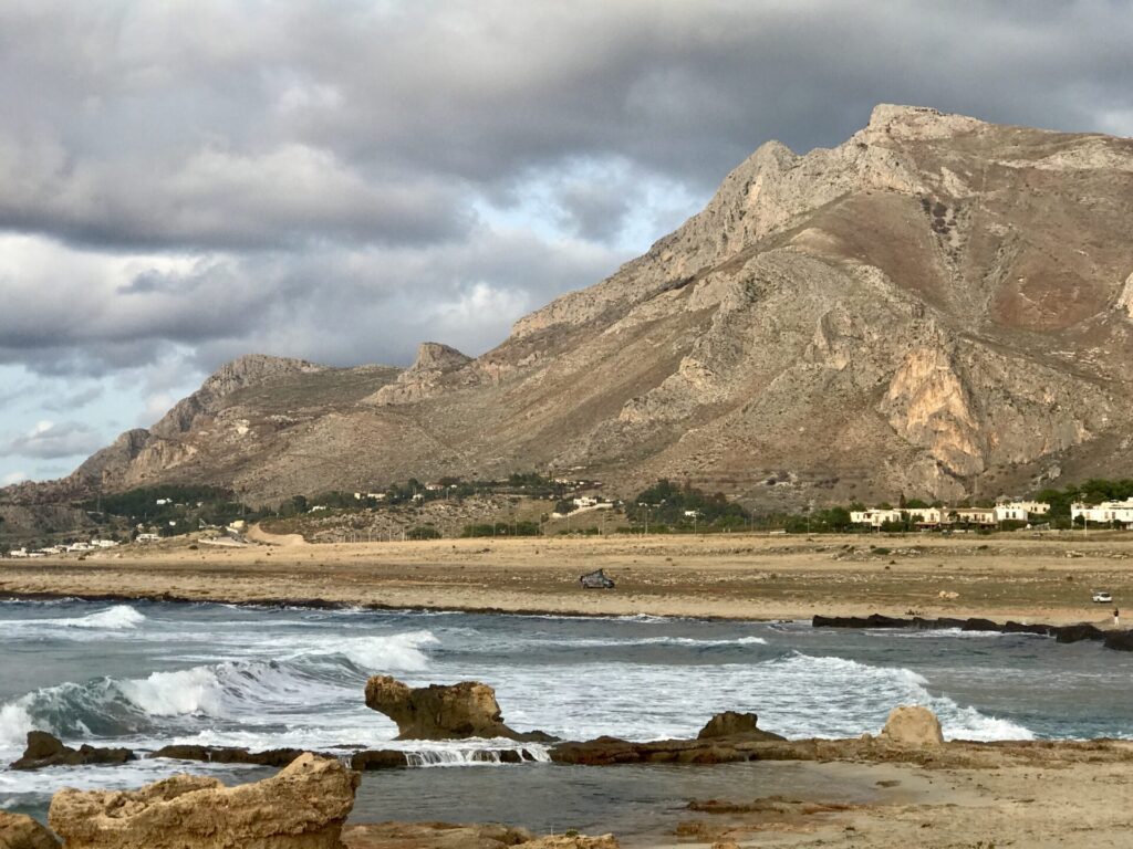 derrière la mer et devant les montagnes, on voit à peine les voitures à plan