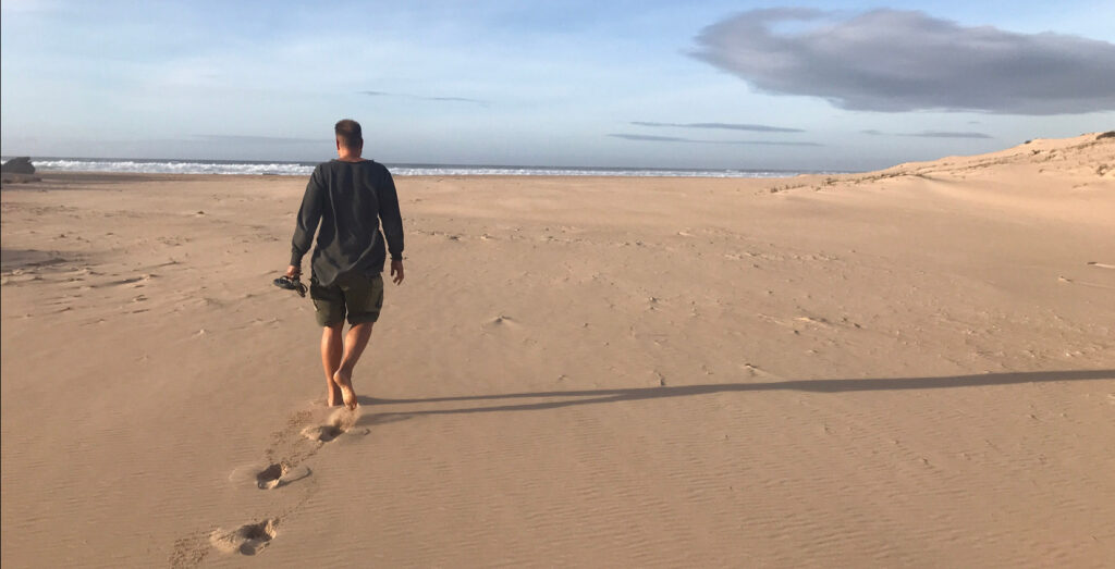 Follow planBwagen, Marc et ses traces sur la plage de sable fin