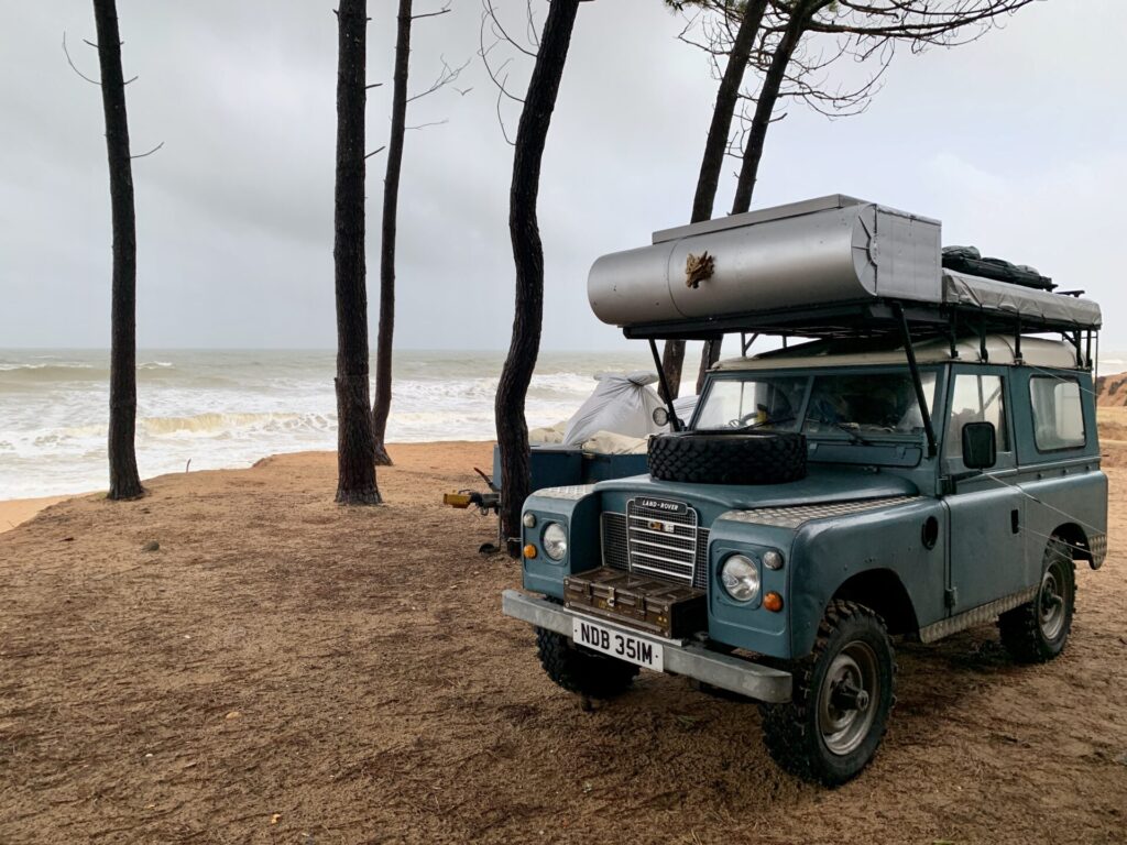 alter Land-Rover Serie III am Strand