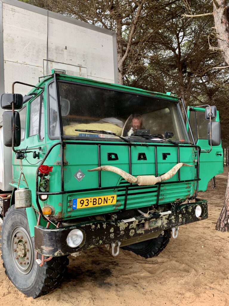 Camion militaire DAF transformé en camping-car