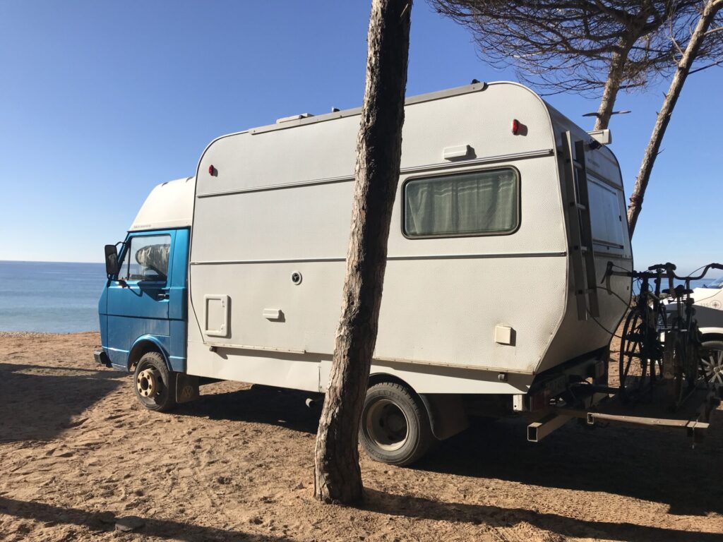 Doe-het-zelf camper op het strand