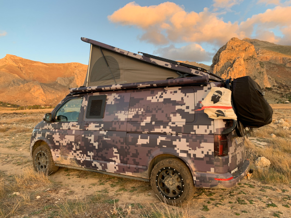 planBwagen, VW T6.1 mit der Flagge von Sardinien