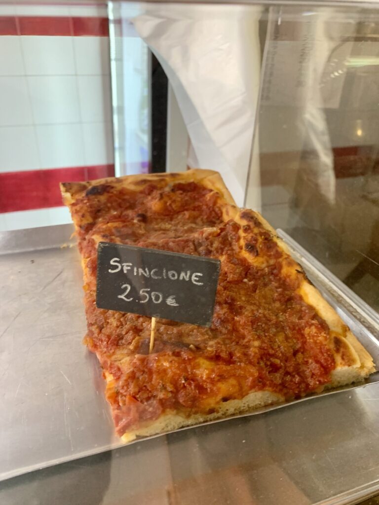 Sfincione, die leckere sizilianische Pizza