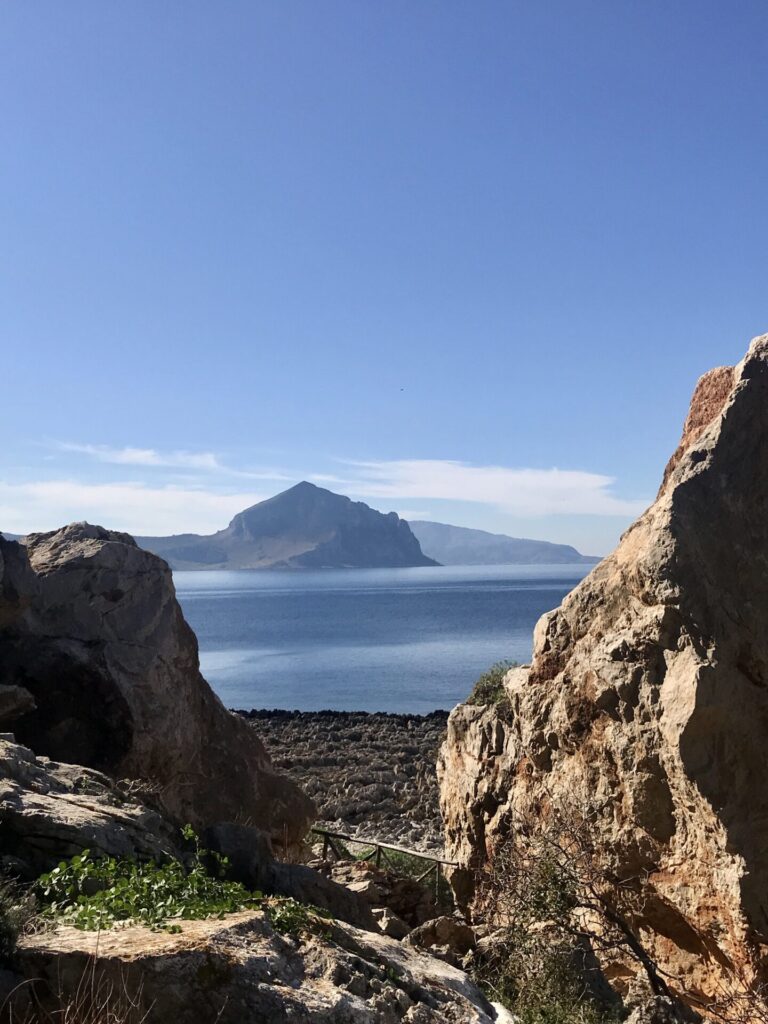 Blick von der Grotta dei Cavalli über das Meer und die Bucht von Macari