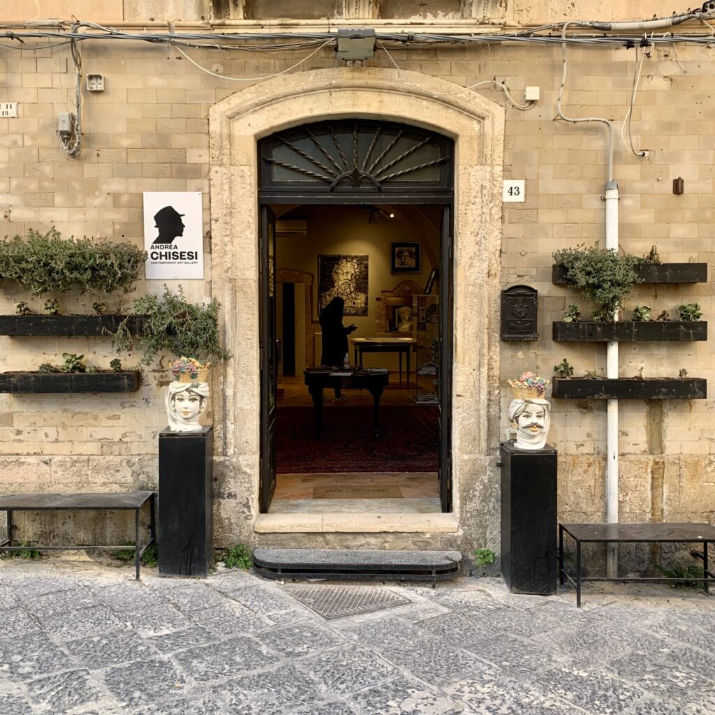 Eingang der Galerie Andrea Chisesi in Syrakus