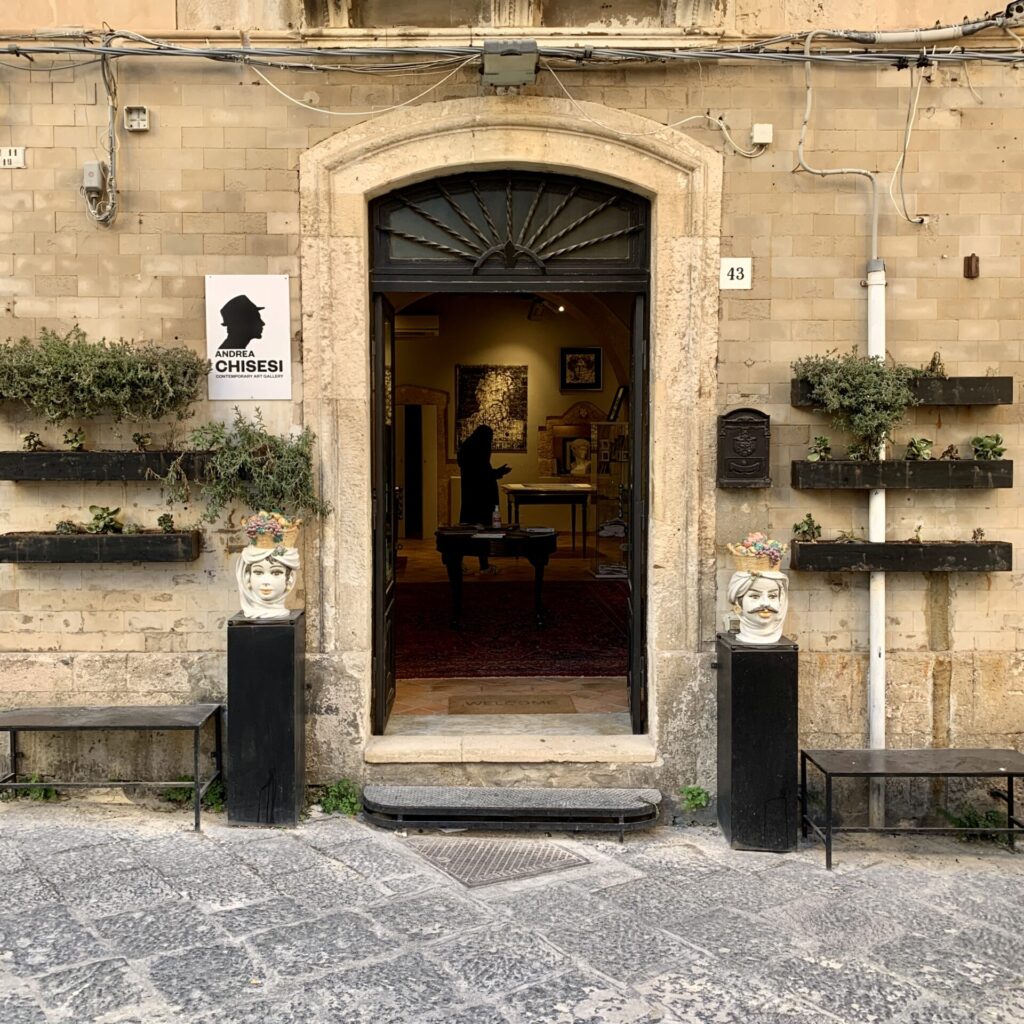 Entrée de la galerie Andrea Chisesi à Syracuse