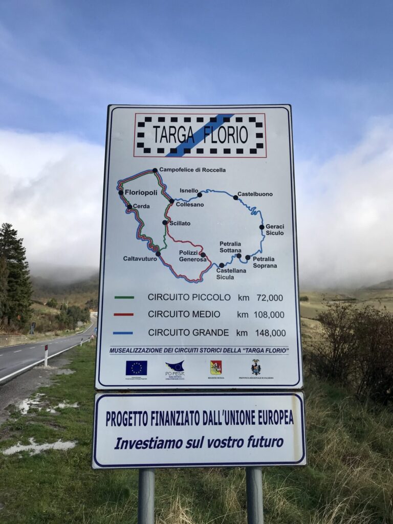 Straßenschild mit der Strecke der Targa Florio