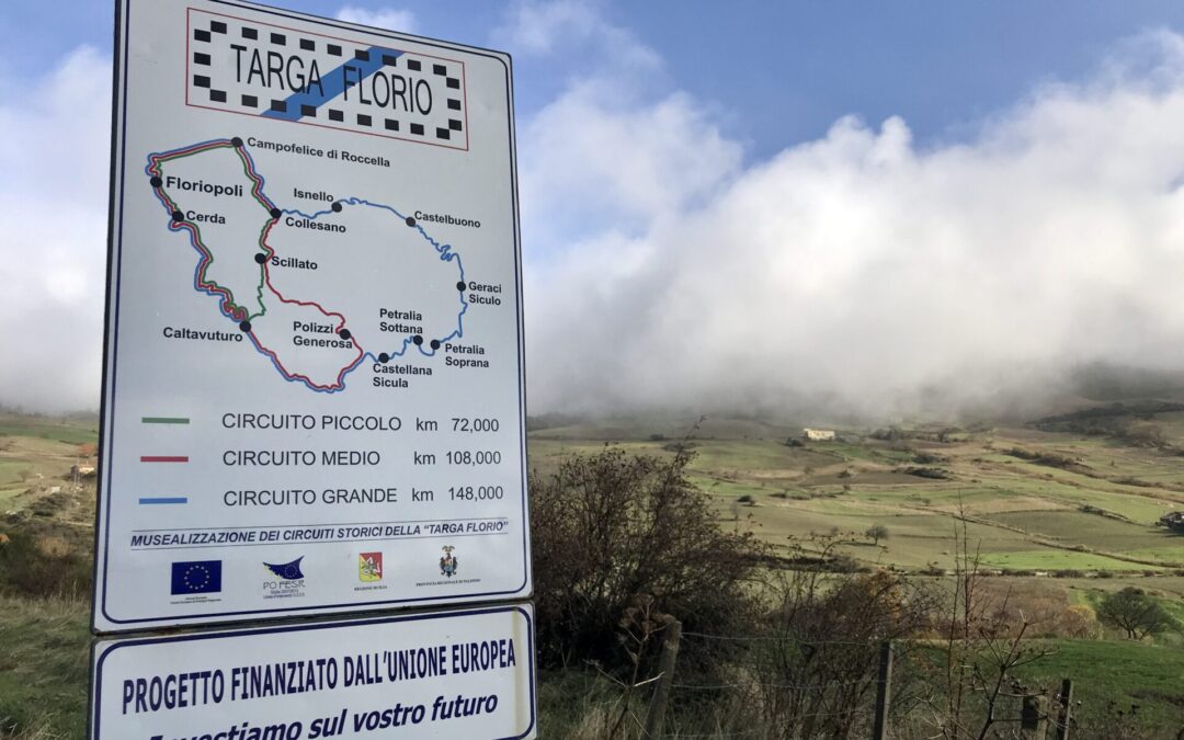 Straßenschild mit dem Streckenverlauf der Targa Florio in der Madonie