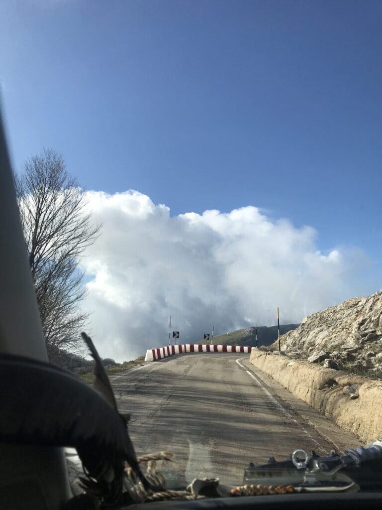 青空に映えるマドニーの狭い山道