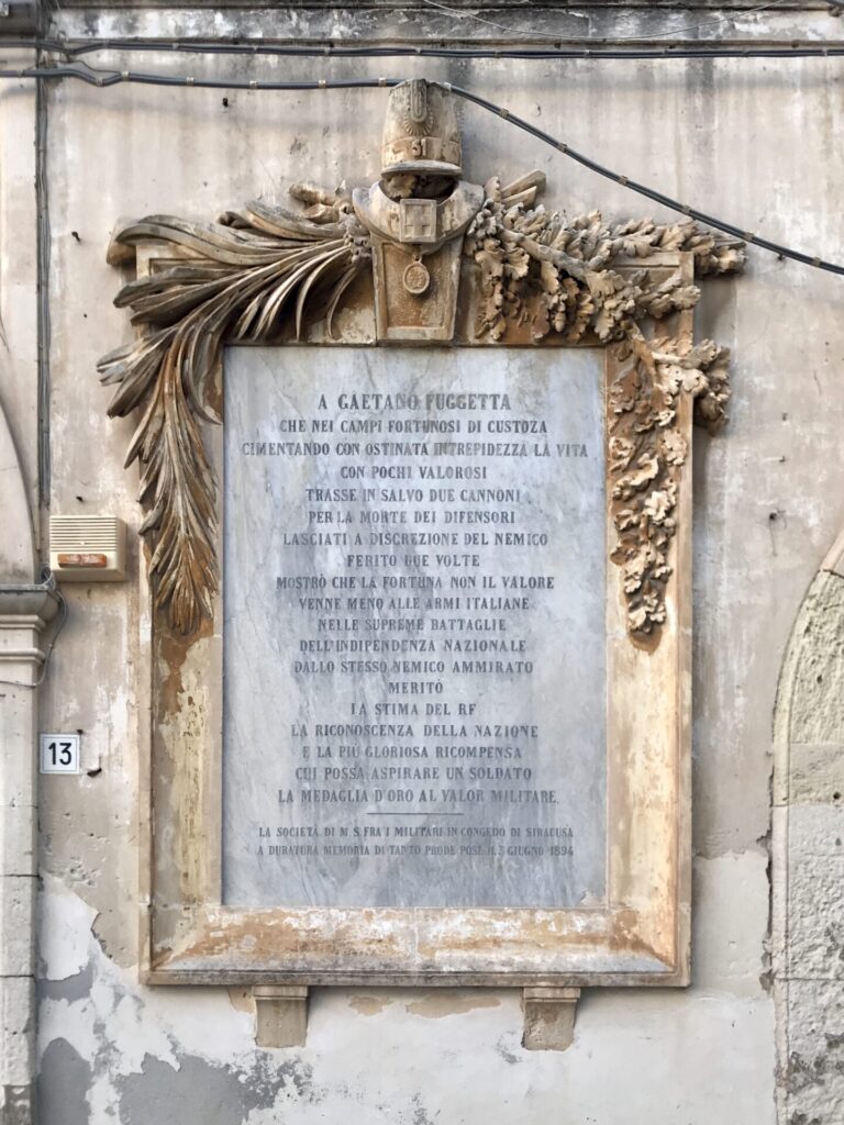 Inscription sur un palais baroque à Syracuse