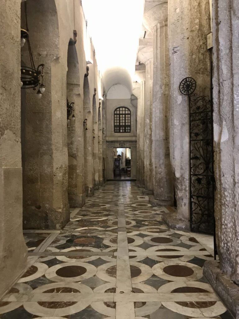 L'interno della cattedrale di Siracusa