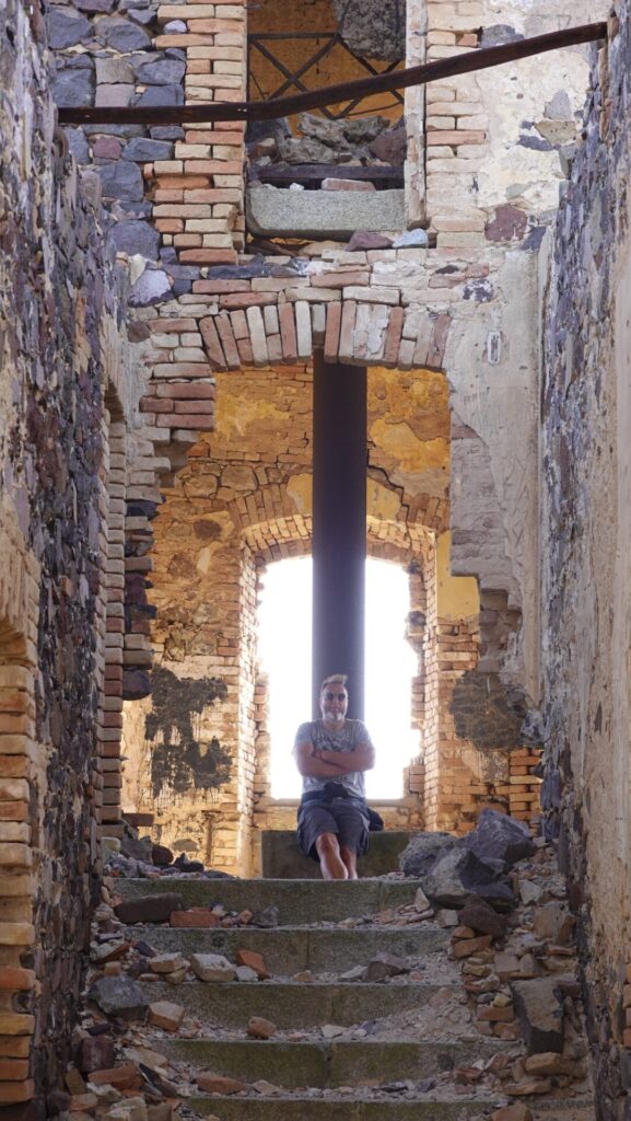 Marc Häusgen en las ruinas de Semaforo di Capo Sperone en Cerdeña