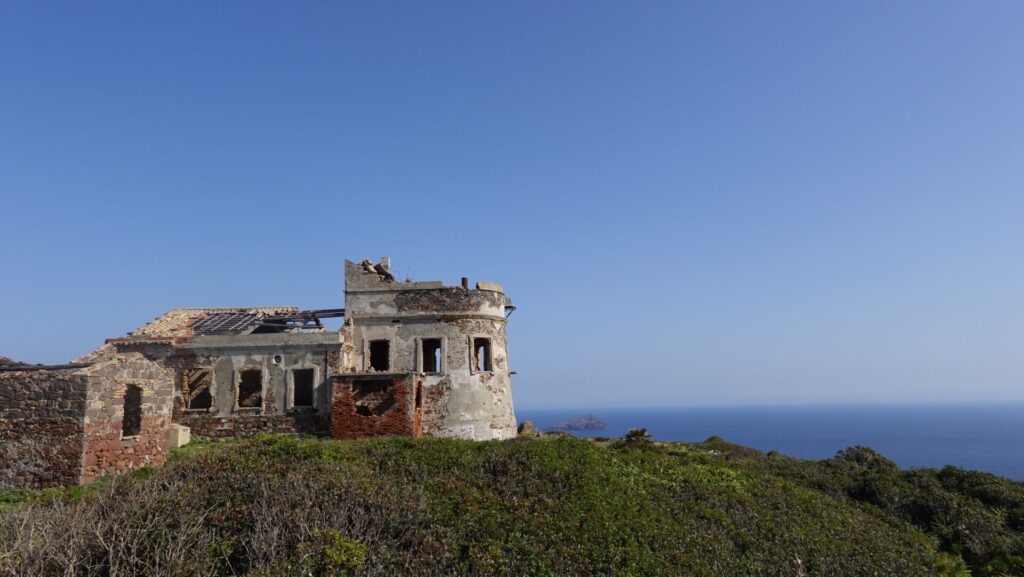 De ruïnes van Semaforo di Capo Sperone op Sardinië