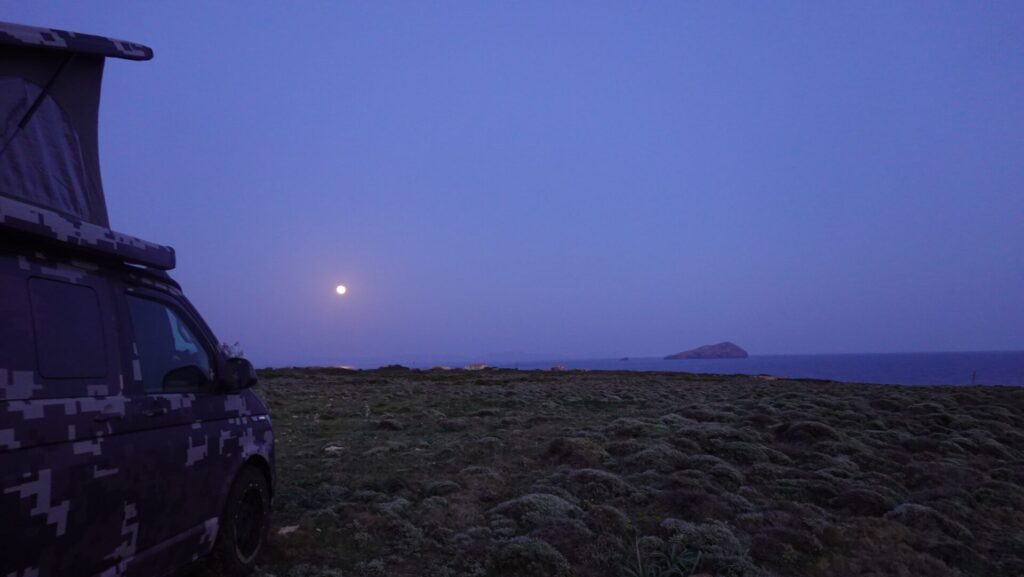 PlanBwagen onder de volle maan bij Capo Sperone op Sardinië