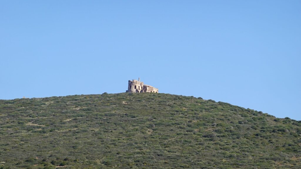 De ruïnes van Semaforo di Capo Sperone op Sardinië