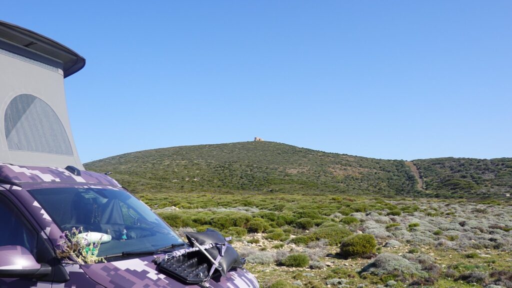 PlanBwagen voor de ruïnes van Semaforo di Capo Sperone op Sardinië