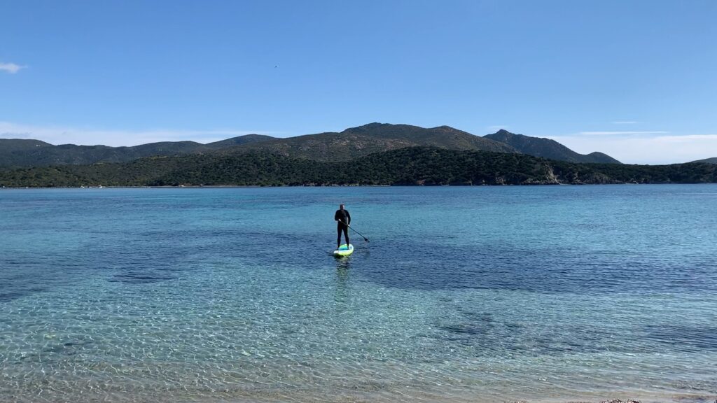 Marc Häusgen stand-up paddling in Sardinia