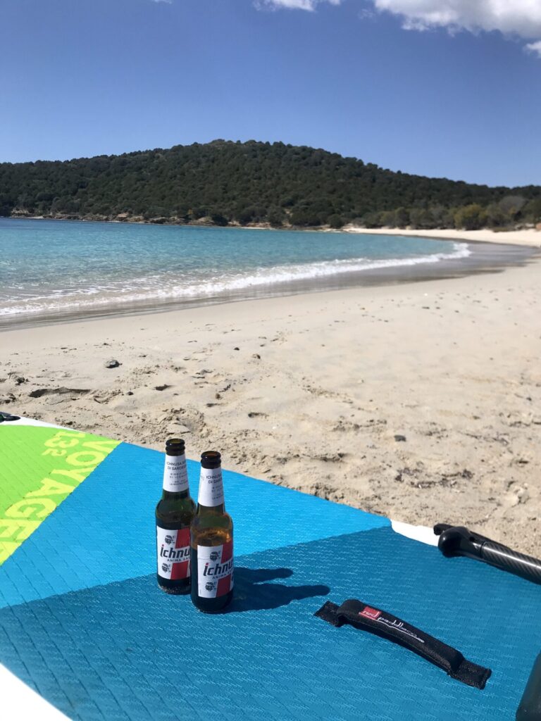 2 flessen Ichnusa op een SUP op het strand in Sardinië
