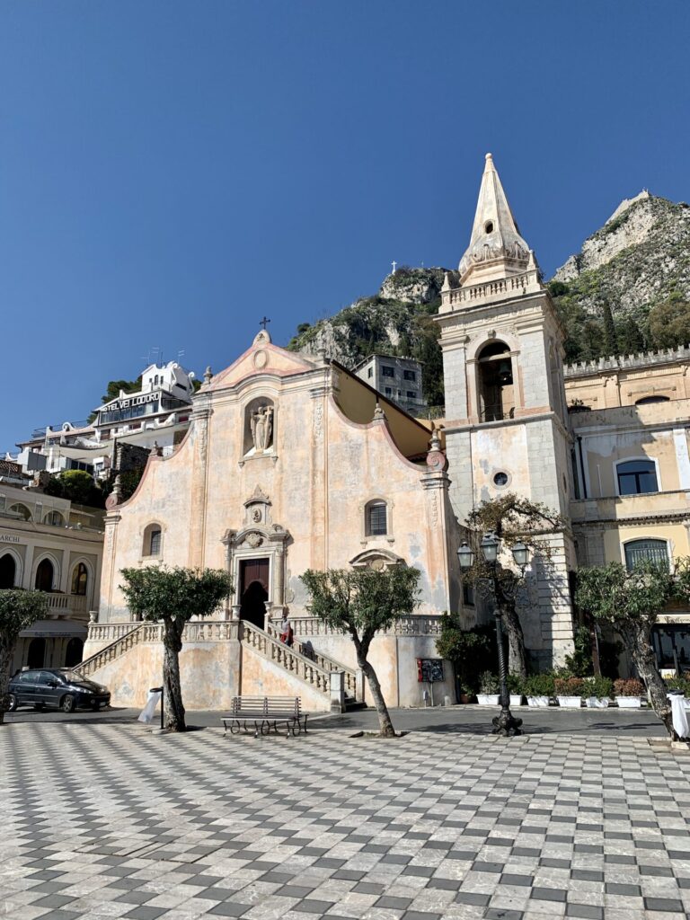 Eine Kirche in Taormina