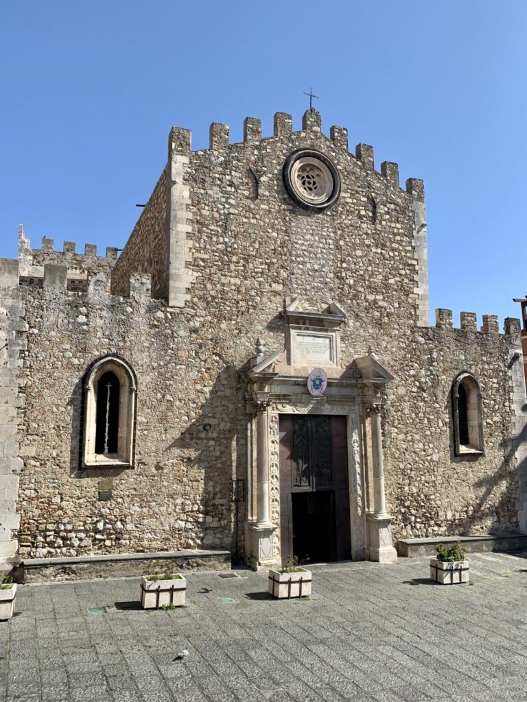 Eine Kirche in Taormina