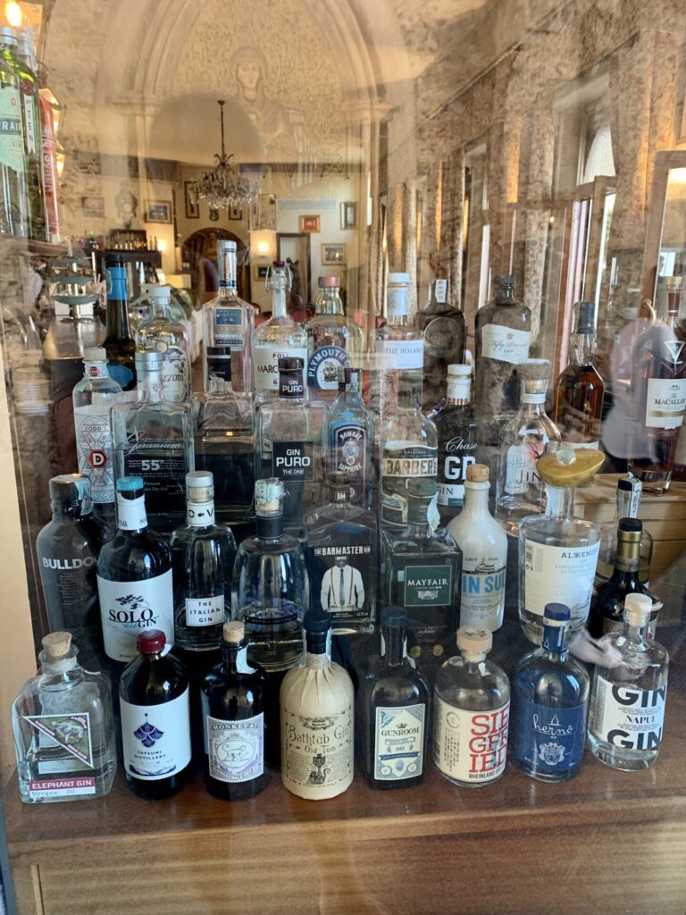 Gin Auswahl in der Wunderbar in Taormina