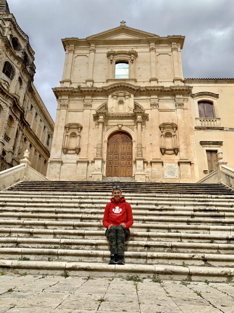 Torgit Häusgen auf der Freitreppe der Kirche San Francesco D’Assisi all’Immacolata