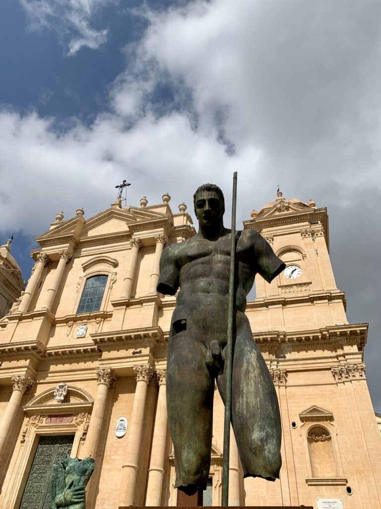 Statua di bronzo di Igor Mitoraj