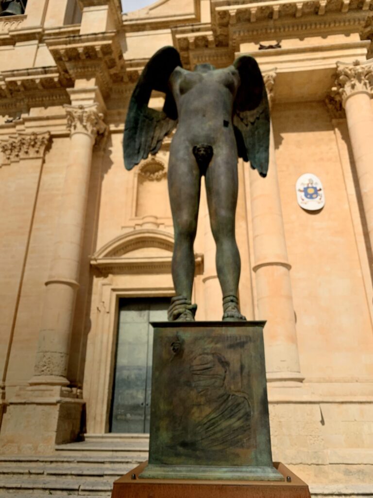 Estatua de bronce 'Ikaria' 2013 por Igor Mitoraj