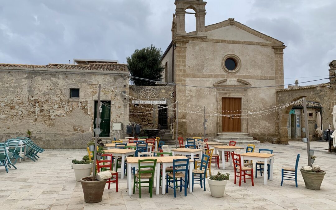 colorida plaza de Marzamemei