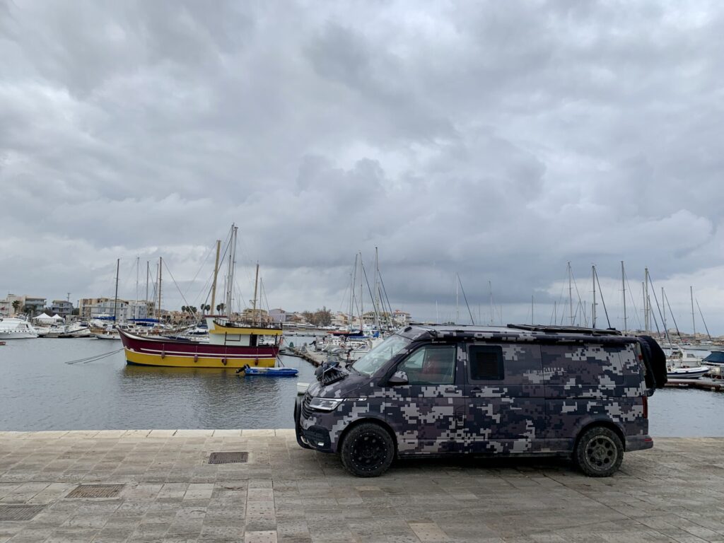 PlanBwagen im Hafen von Portopalo