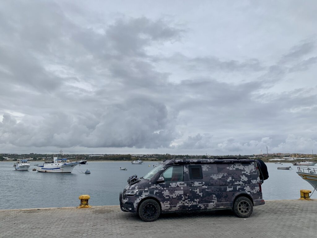 PlanBwagen en el puerto de Portopalo