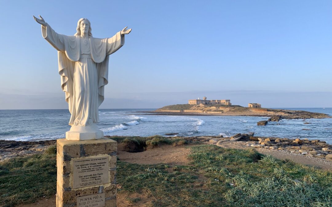 La statua di Christo davanti all'Isola delle Correnti