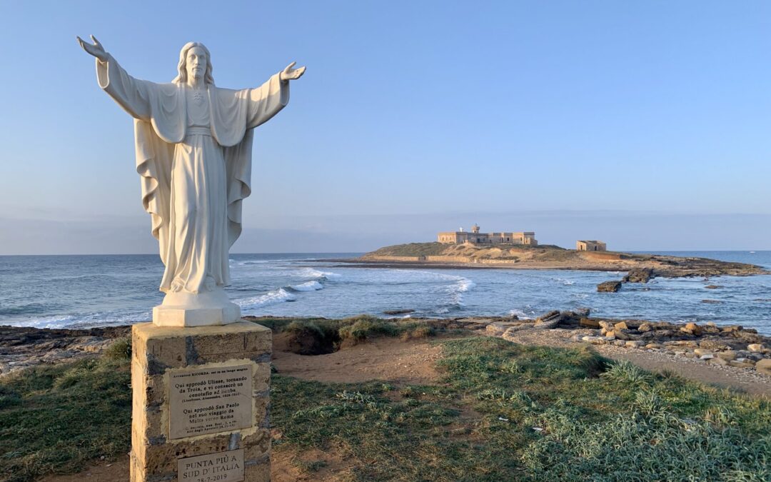 Christo standbeeld voor het Isola delle Correnti