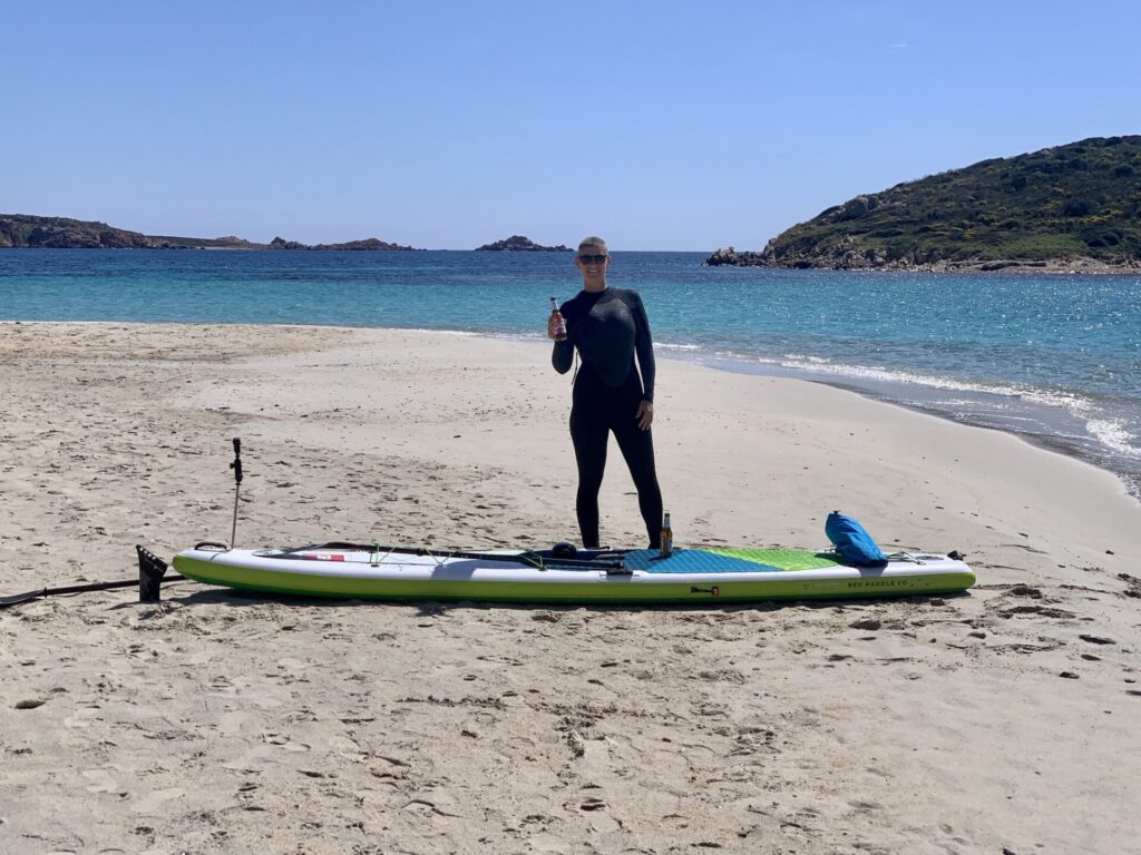 Torgit Häusgen con il SUP sulla spiaggia in Sardegna