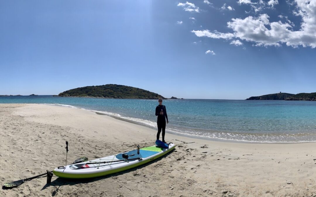 Torgit Häusgen con SUP en la playa de Cerdeña