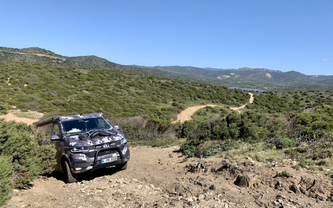 PlanBwagen guida in fuoristrada in Sardegna