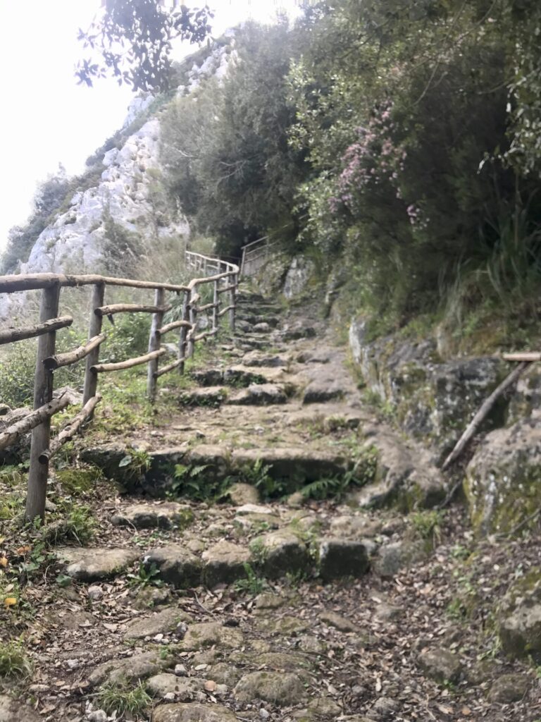 Scalinata di roccia alla gola di Cavagrande del Cassibile in Sicilia