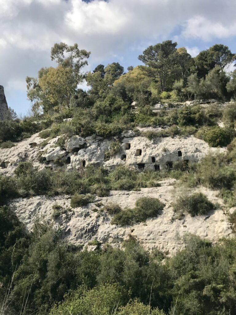 Nécropole Grottes près d'un ravin