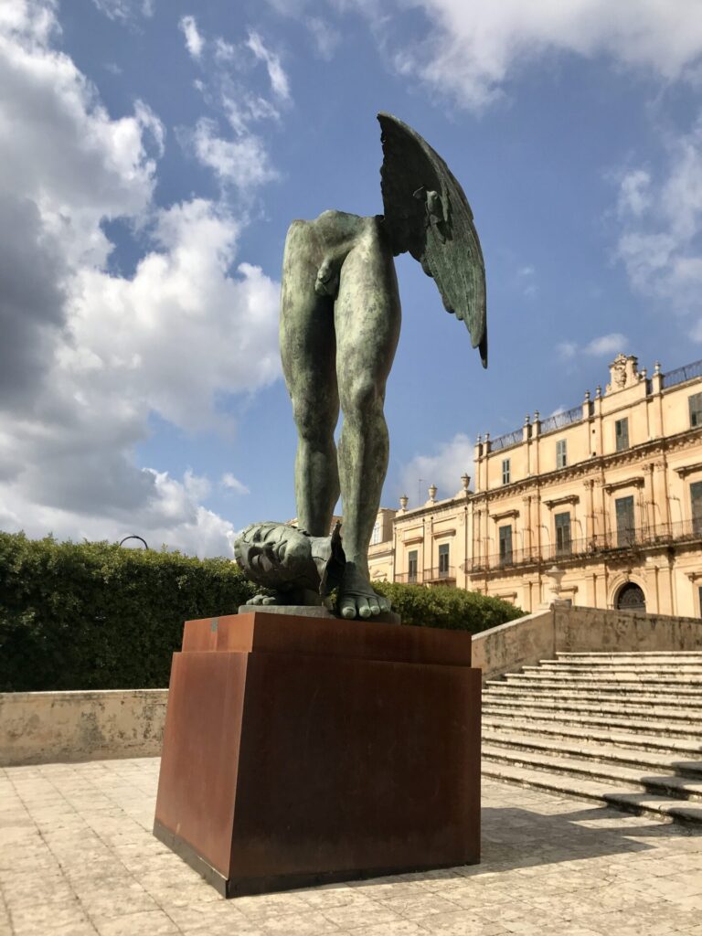 Bronzen beeld 'Gambe Alate' 2002 van Igor Mitoraj