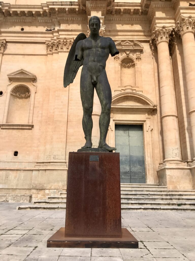 Estatua de bronce 'Ikaro Alato' 2000 de Igor Mitoraj