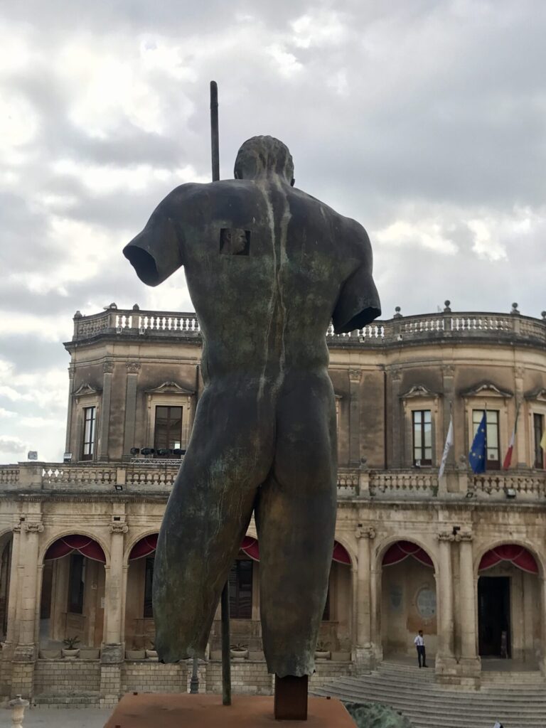 Statue en bronze d'Igor Mitoraj