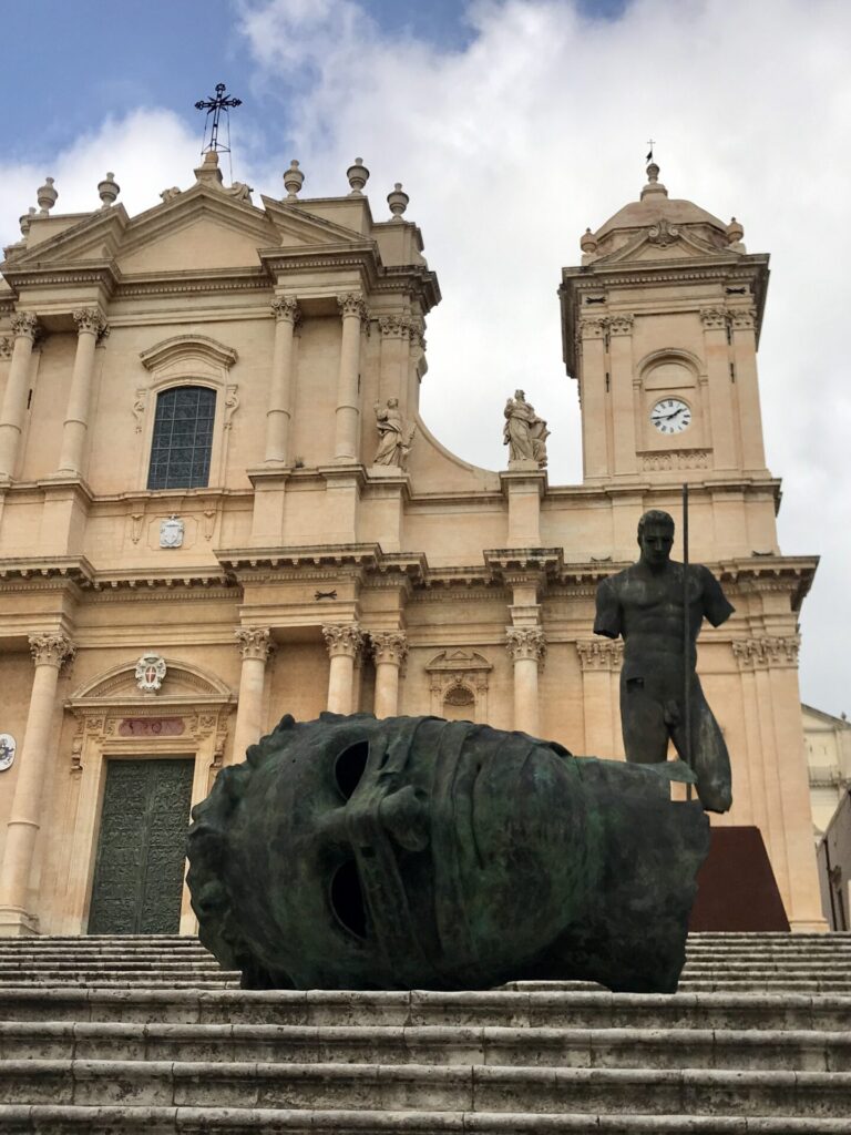 Statua di bronzo di Igor Mitoraj