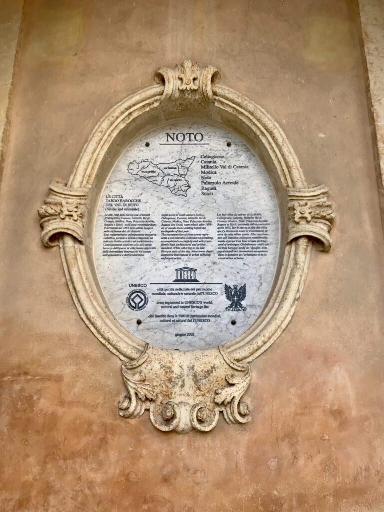 Inscripción en el Palacio Ducezio de Noto