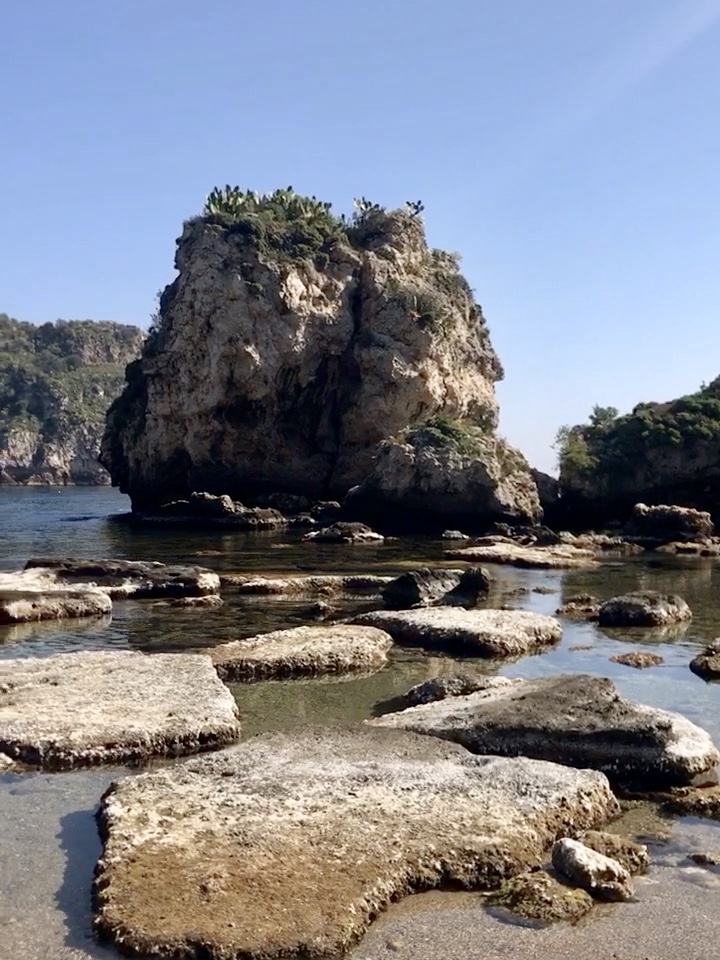 Rocas en la bahía de Mazzaro