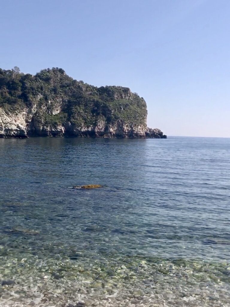 La mer au large de Taormine