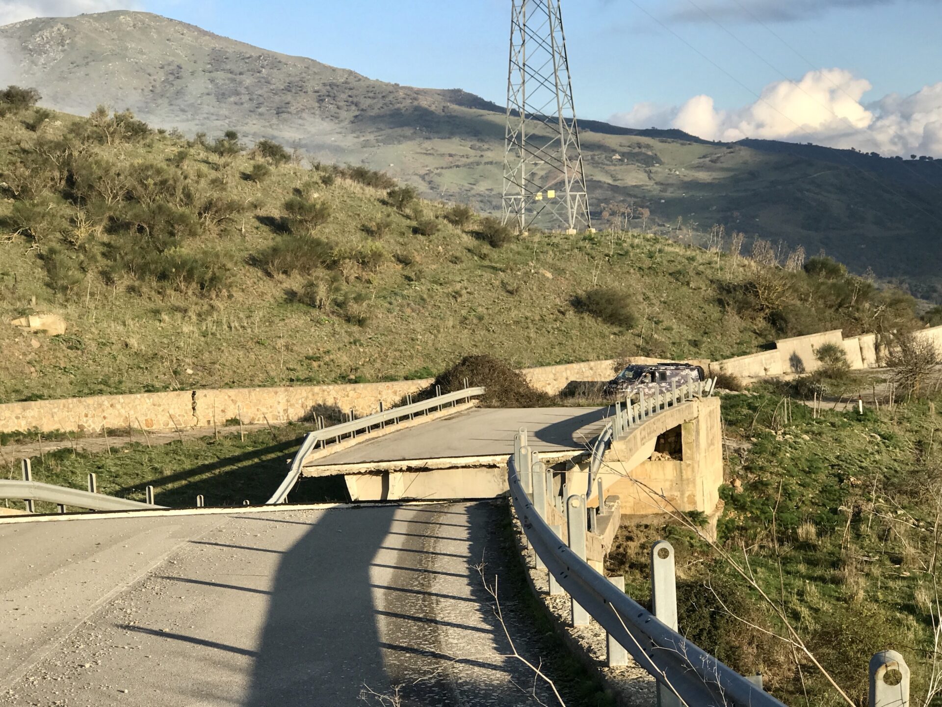 Einstürzende Brücke bei San Mauro Castelverde