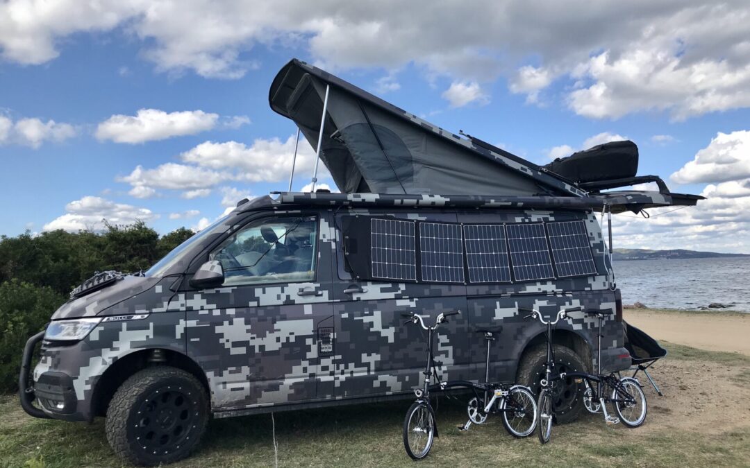 Bicicletas delante de PlanBwagen con la parte trasera abierta