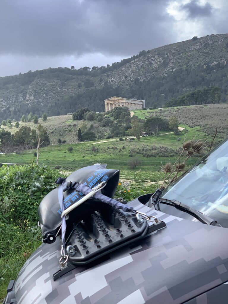 PlanBwagen davanti a un tempio in Sicilia