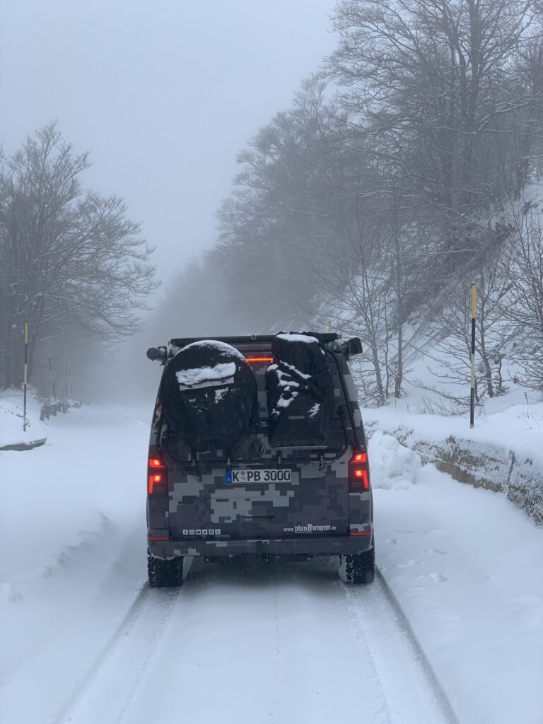 PlanBwagen im Schnee